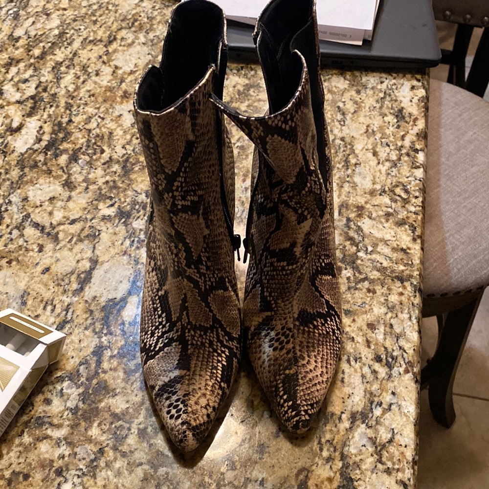 New!!! I wore for a minute..iLimited size 71/2.